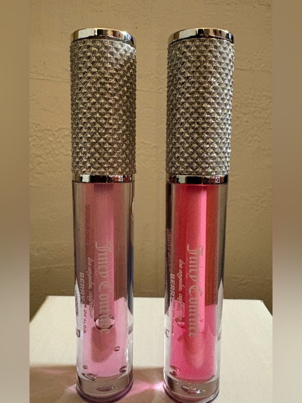 Juicy Couture Hot Pink Makeup Bag w/2 Pink Beauty Sponges & 4 Lip Glosses - Picture 6 of 7